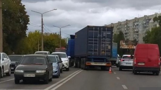На Салтовке - тройное ДТП: фура перекрыла проезд