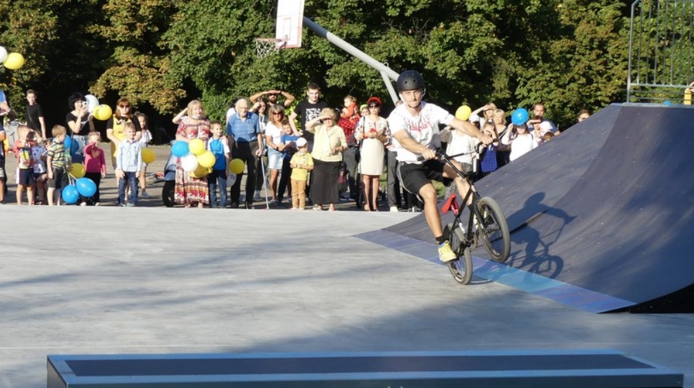 В Лозовой заработал скейт-парк (фото)