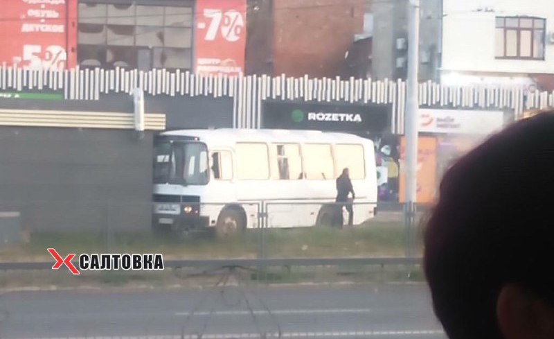 На Холодной Горе автобус врезался в магазин (фото)