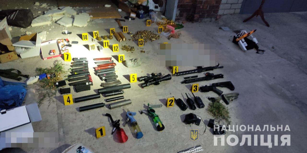 Мужчина подорвал себя в гараже: там нашли арсенал боеприпасов (фото)