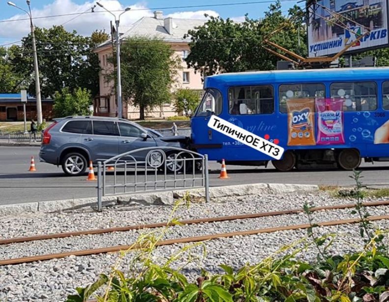 На Клочковской машина столкнулась с трамваем (фото)