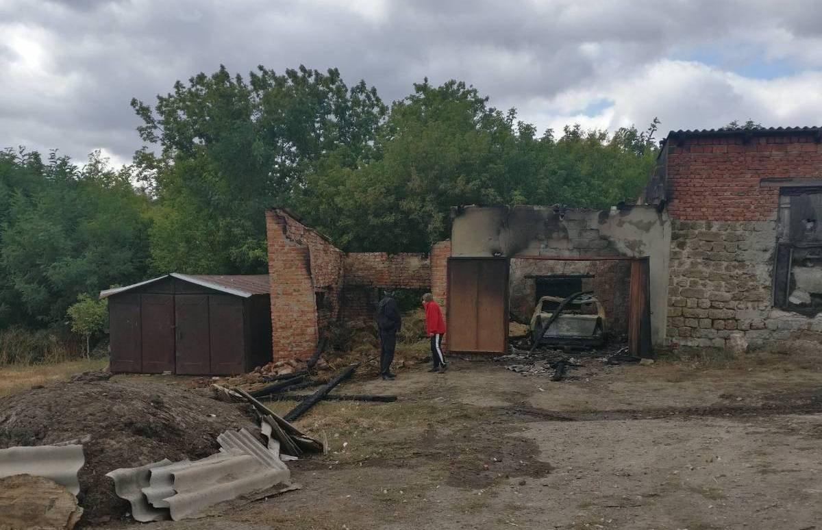 Под Харьковом горели гаражи, автомобиль и тонны сена