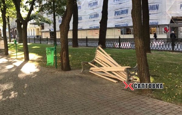 Вандалы прошлись по скверу в центре Харькова (фото)