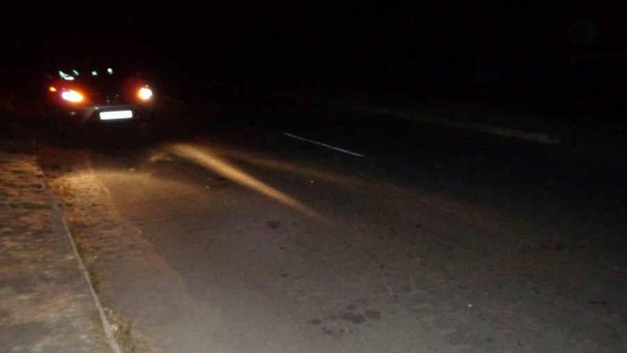 В Чугуевском районе пьяная женщина лежала на дороге. Ее переехала машина