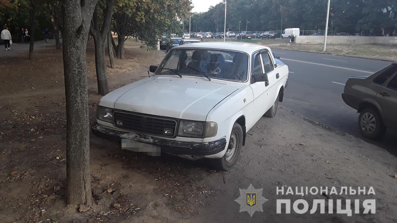 В Харькове машина врезалась в дерево, есть пострадавший