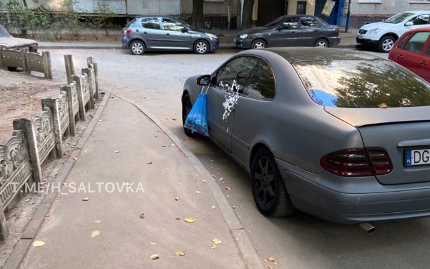 В Харькове машину забросали мусором (фото)