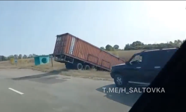 Под Харьковом грузовик улетел в кювет (видео)