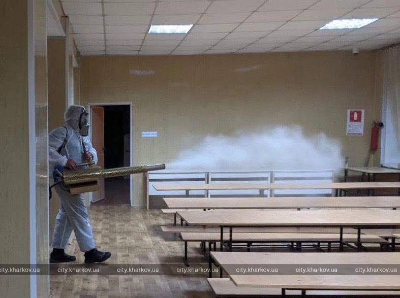 В школах Харькова распыляют смертельный для вируса туман (фото)
