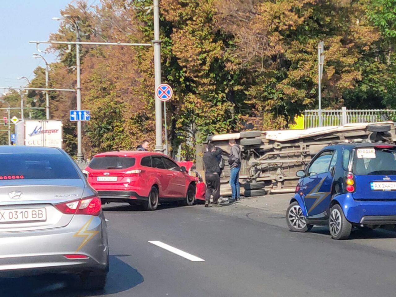 Авария на Московском: машина перевернулась (фото)