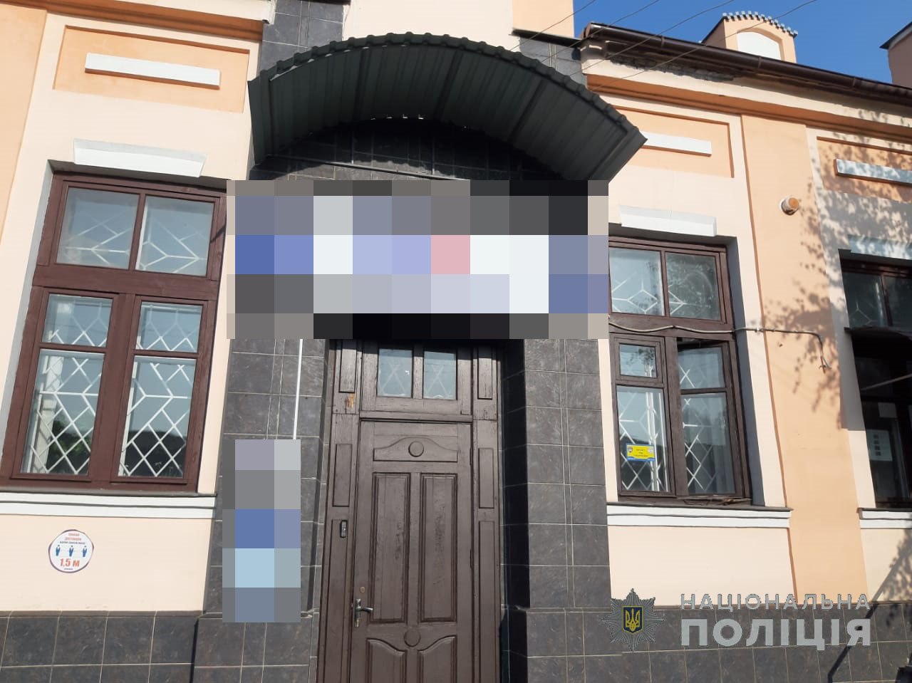 Девочки-подростки сорвали флаг Украины со здания банка