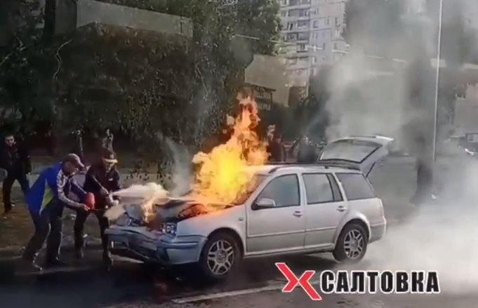 На Салтовке загорелся автомобиль (видео)