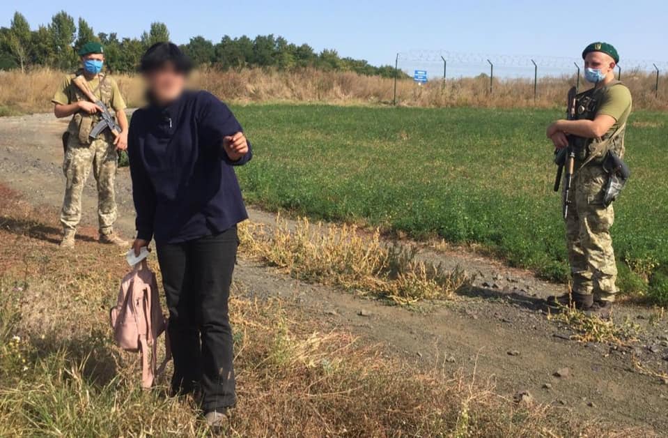 Полями пробиралась в Россию: на границе задержана нарушительница