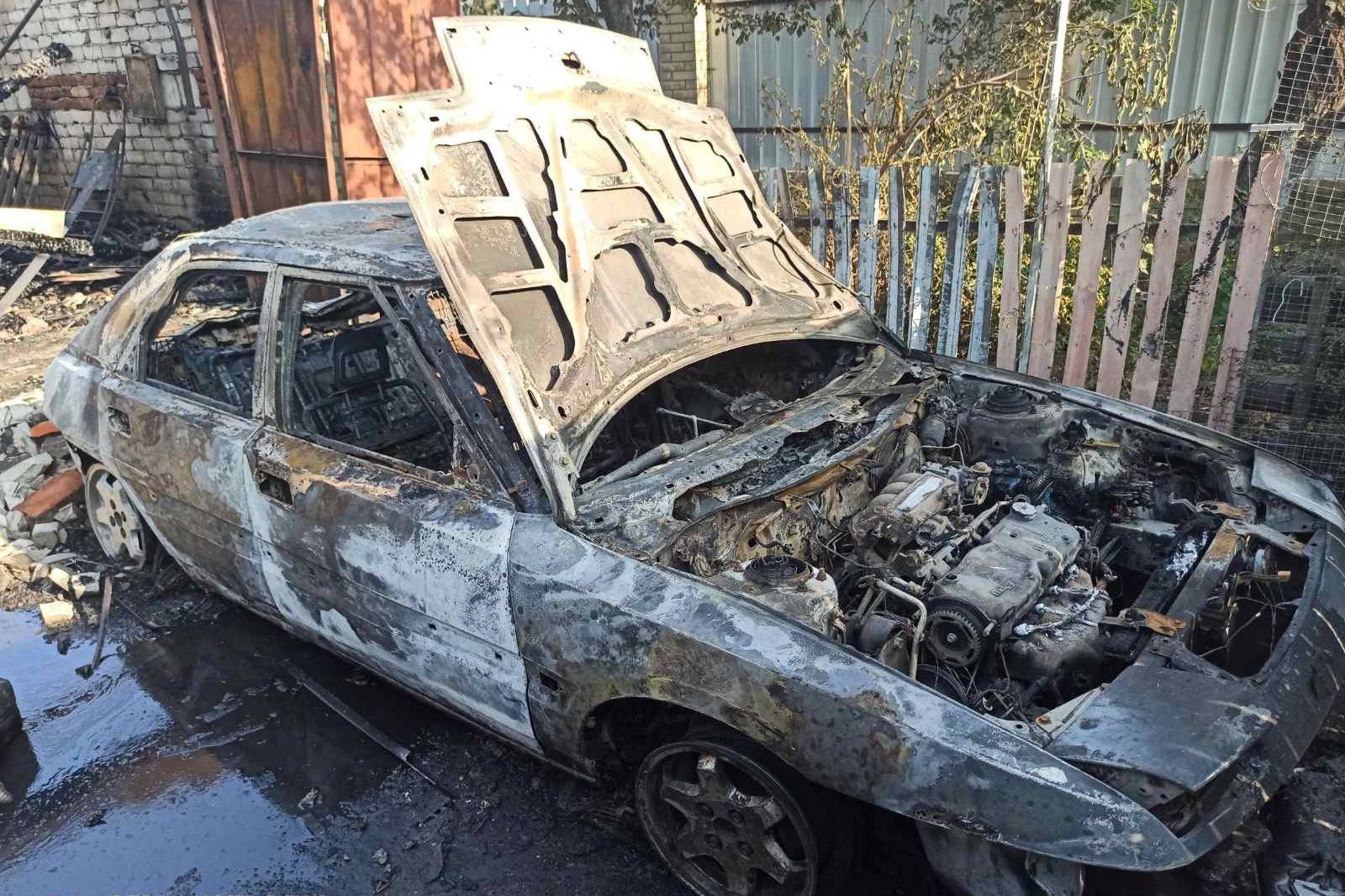 В Хролях тушат масштабный пожар, который уже уничтожил три автомобиля