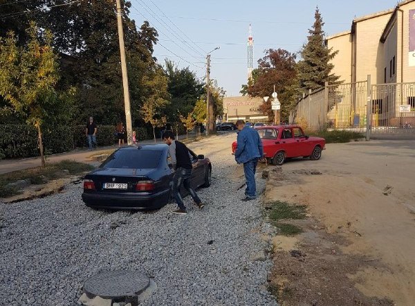 В Харькове машина застряла в щебенке (фото)