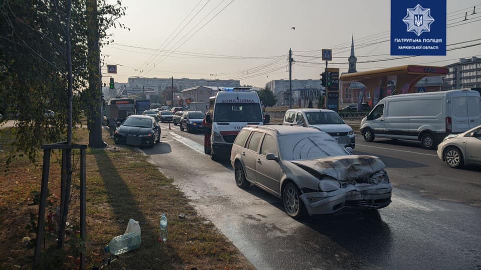 Тройное ДТП на Салтовке: одна из машин загорелась, есть пострадавшие (фото)