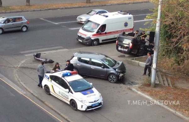 Авария в центре: машина перевернулась на крышу (фото)