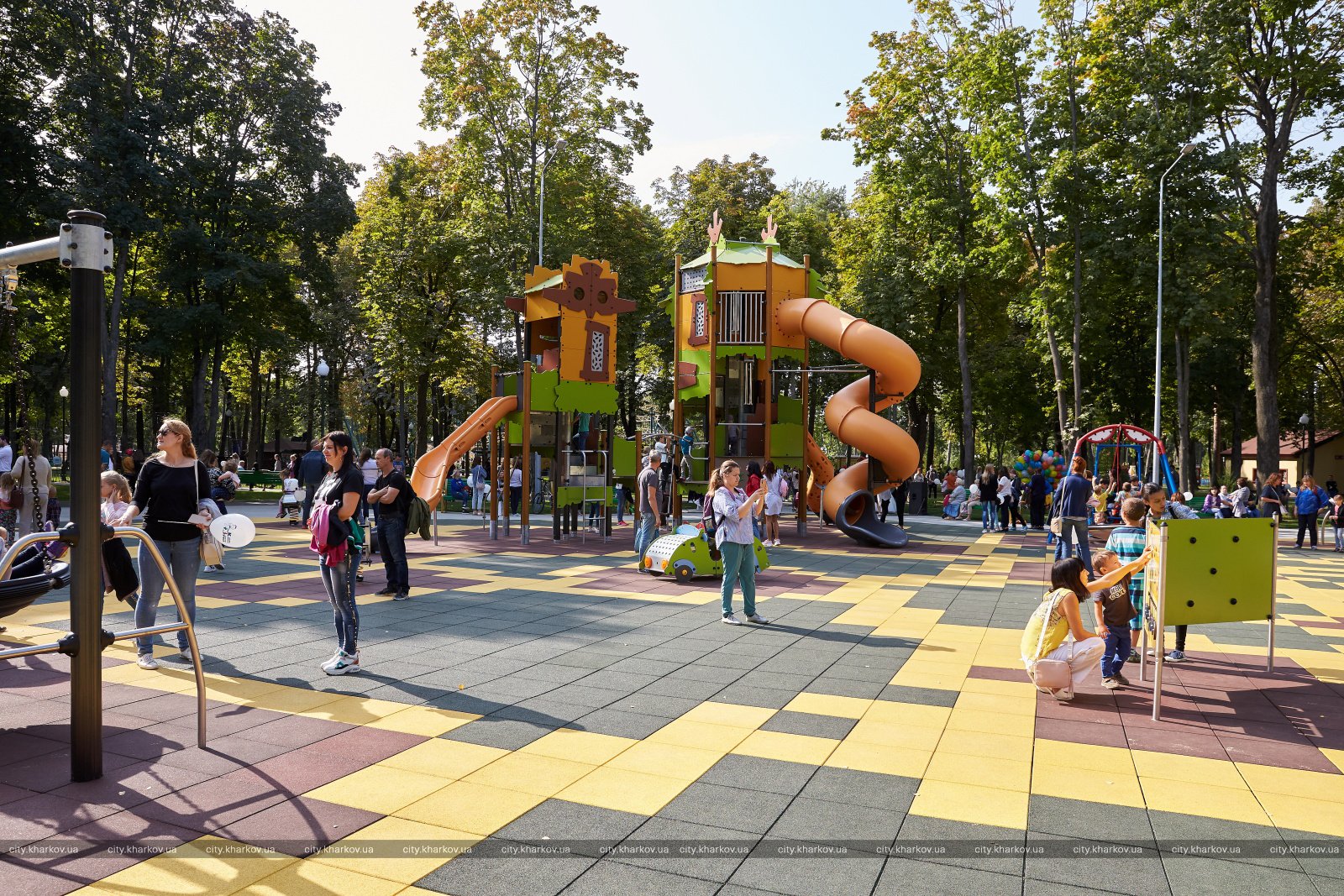 В парке Горького появилась уникальная детская площадка (фото)