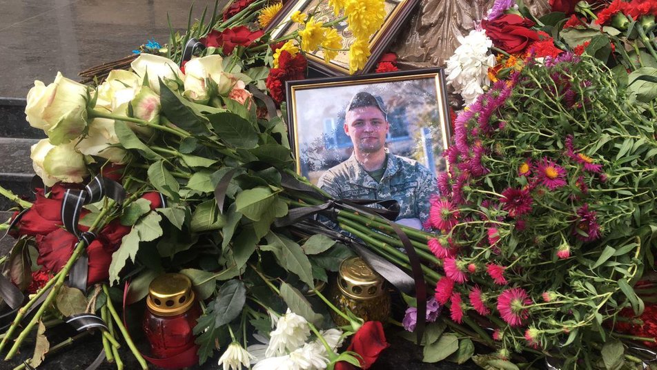 Харьковчане несут цветы к университету воздушных сил (фото)