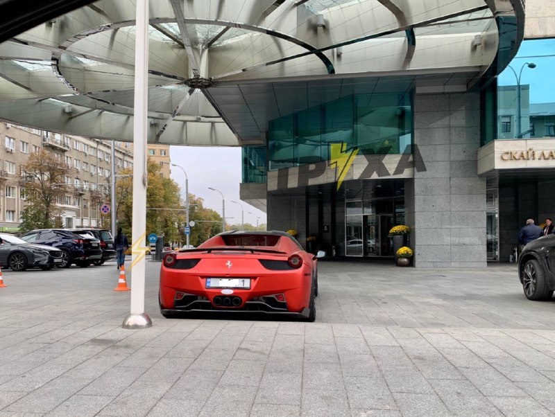 В Харькове замечен эксклюзивный Ferrari стоимостью больше миллиона евро (фото)