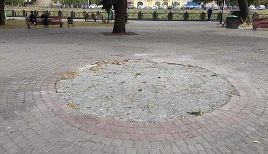 В харьковском сквере демонтировали памятник