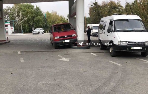 Водитель микроавтобуса умер за рулем: машина въехала в заправку (фото)