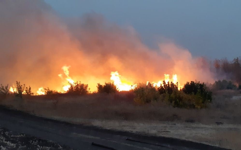 Великобурлукский район в огне: горели здания и гектары сухой травы (фото)