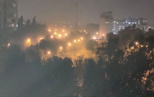 Харьковчане массово жалуются на запах дыма и смог, машины - в пепле (фото, видео)