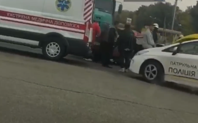 На окружной ВАЗ столкнулся с грузовиком (видео)