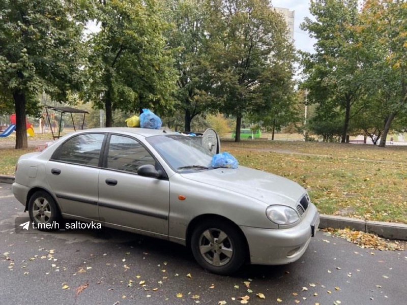 На Салтовке машину забросали мусором (фото)