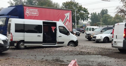 Бусик провалился в асфальт на Московском (фото)