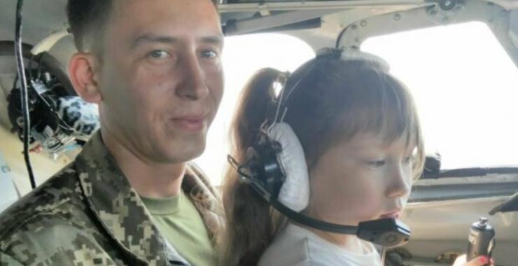Губернатор Алексей Кучер помог вдове погибшего пилота АН-26 устроить дочь в харьковскую школу