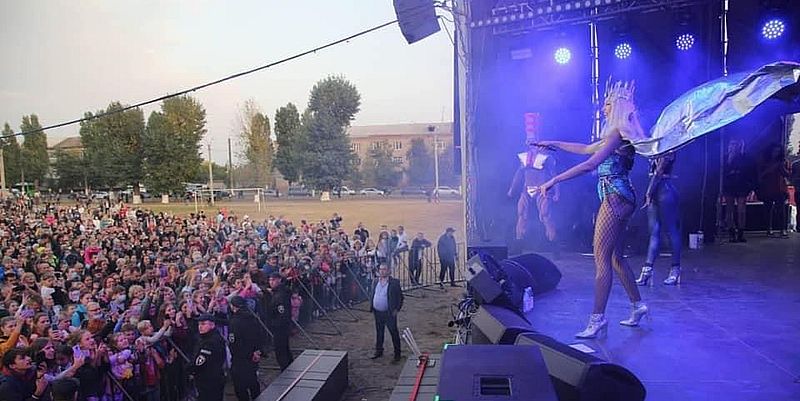 Тысячи харьковчан пришли на бесплатный концерт Поляковой (фото)