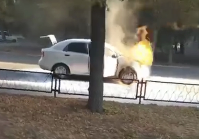 В Лозовой на ходу загорелась машина (видео)