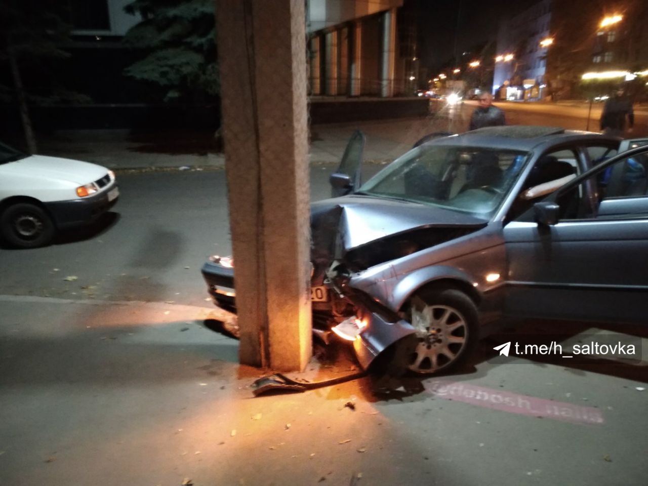 В центре машина влетела в столб (фото)