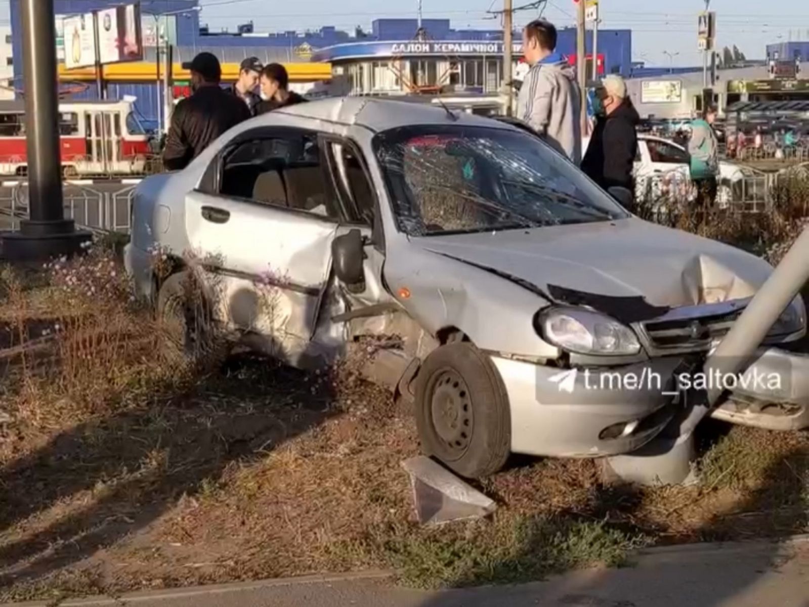 Авария на Салтовке: одна из машин влетела в столб (фото)