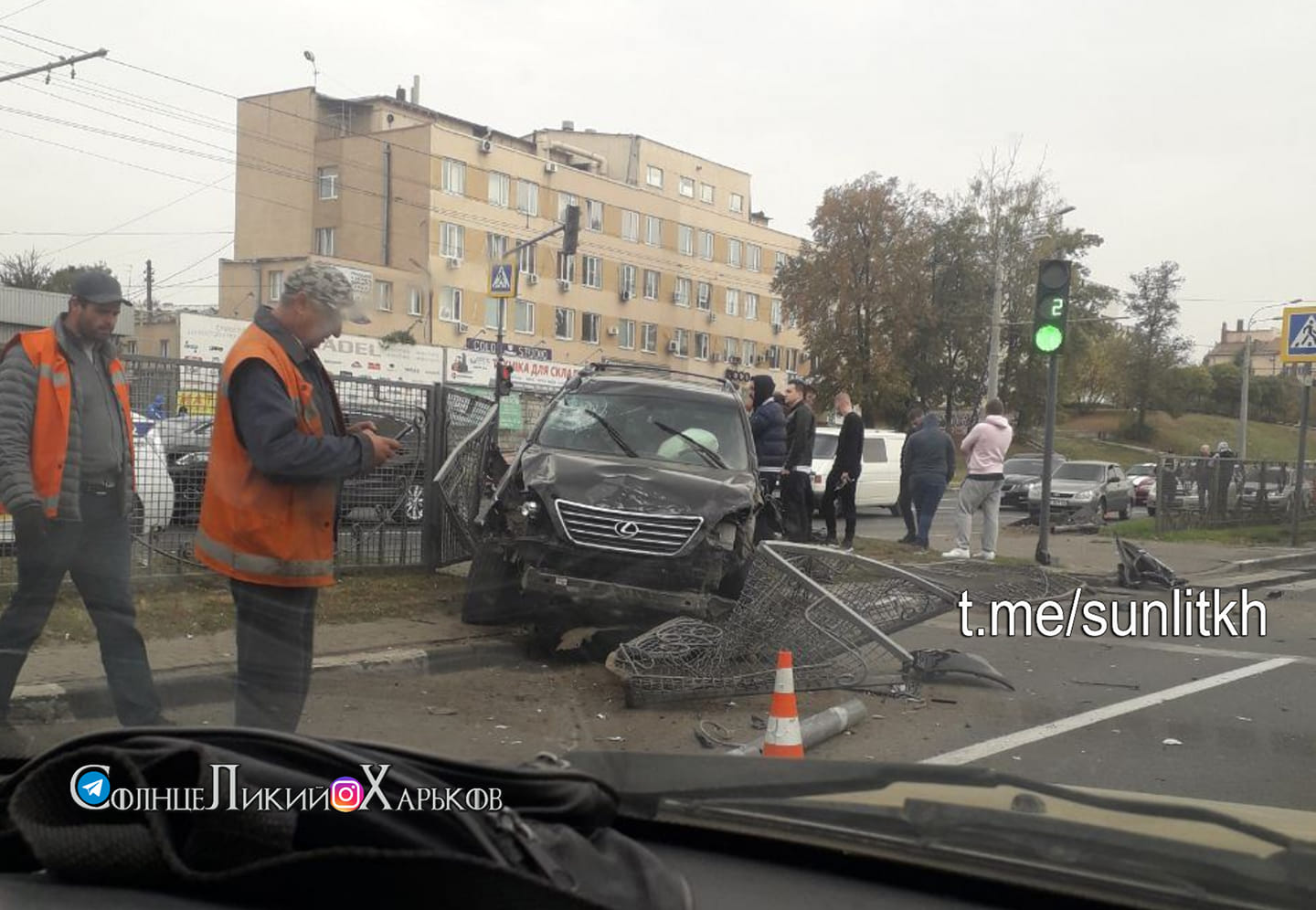 На Гагарина Lexus снес забор (фото)