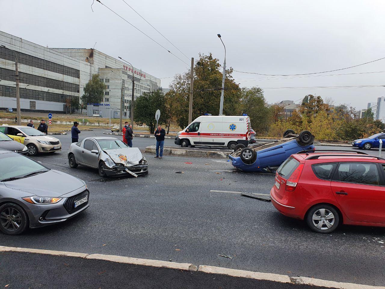 Авария на Коммунальном мосту: машина перевернулась (фото)