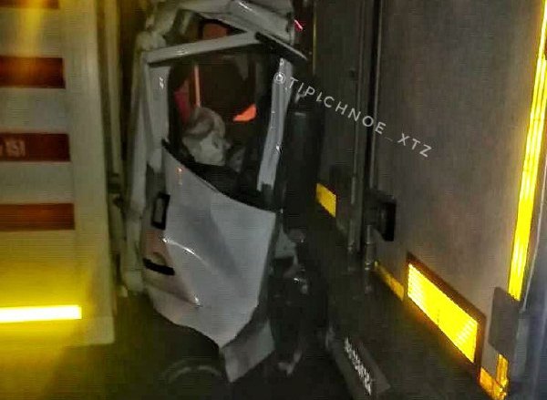 На Рогани грузовик врезался в припаркованную фуру (фото)