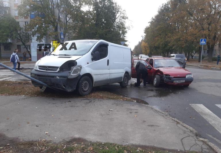 На Новых Домах авария, машину вынесло на тротуар