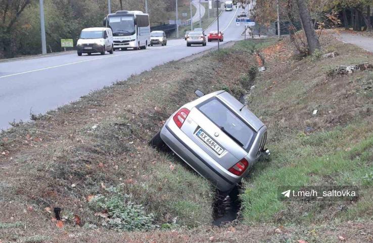 На Белгородском шоссе – авария, машина застряла в канаве