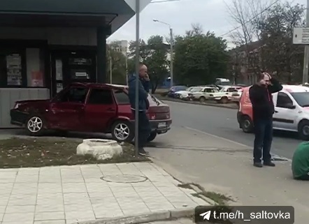 В Харькове авария, машина вылетела на тротуар (видео)