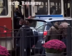 Припаркованная машина заблокировала движение трамваев (видео)
