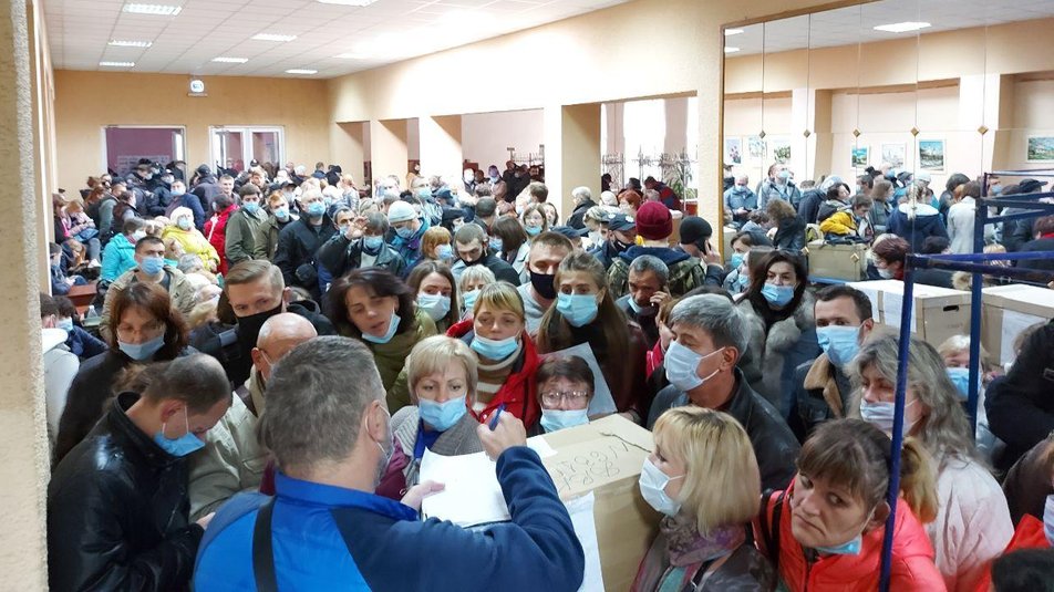 Толпа и очередь: горизбирком принимает протоколы (фото)