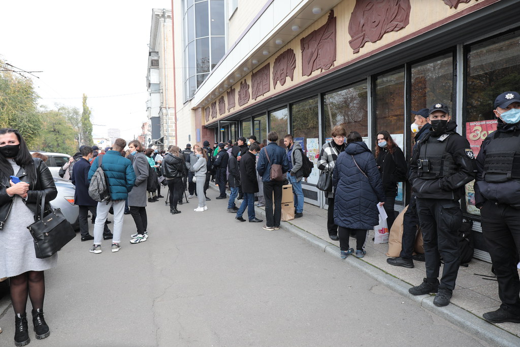 Толпа в горизбиркоме: один из членов комиссии потерял сознание