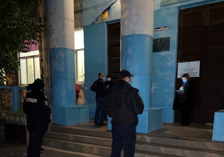 Наблюдателя заперли в избирательном участке на Москалевке