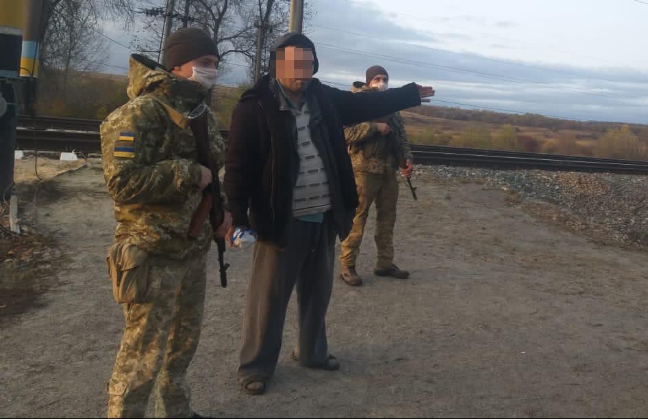 Шел полями в РФ: на границе поймали нарушителя в шлепанцах