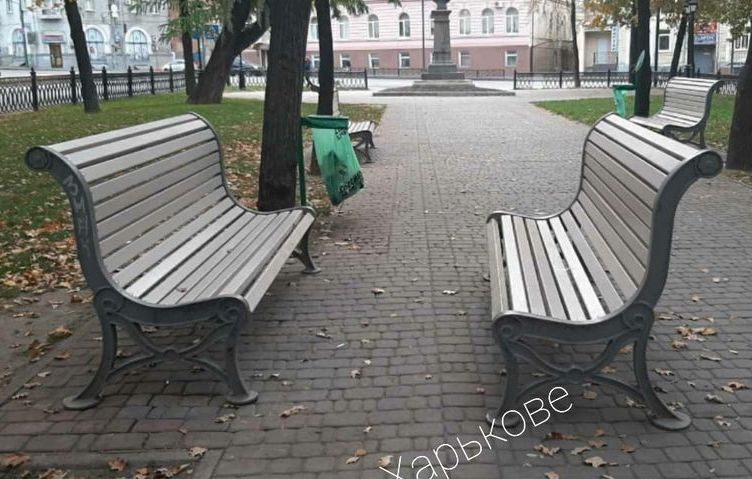 Вандалы устроили погром в сквере Поэзии (фото)