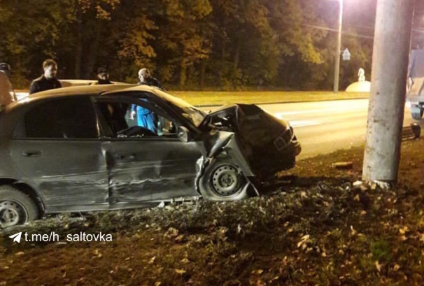 Авария на Белгородском шоссе: после столкновения машина влетела в столб (фото, видео)