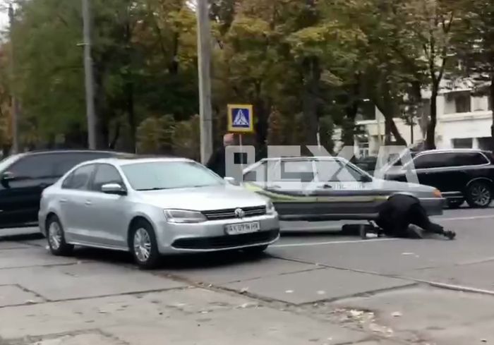 В центре Харькова у полицейской машины отвалилось колесо (видео)
