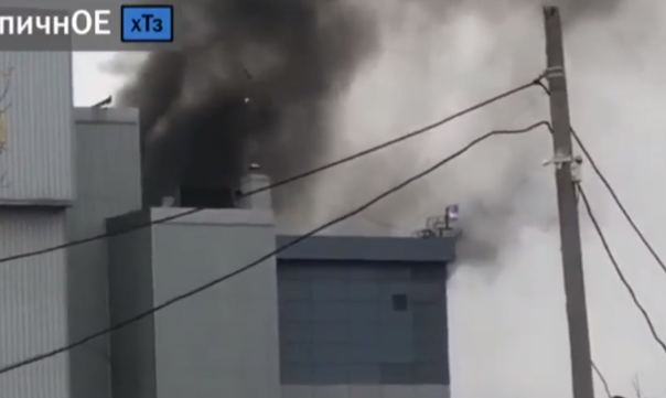 В Харькове горит здание мясокомбината (видео)